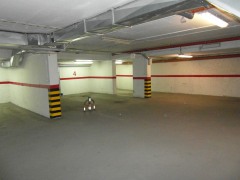 Garaż - Tiefgarage- Stellplatz