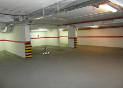 Garaż - Tiefgarage- Stellplatz